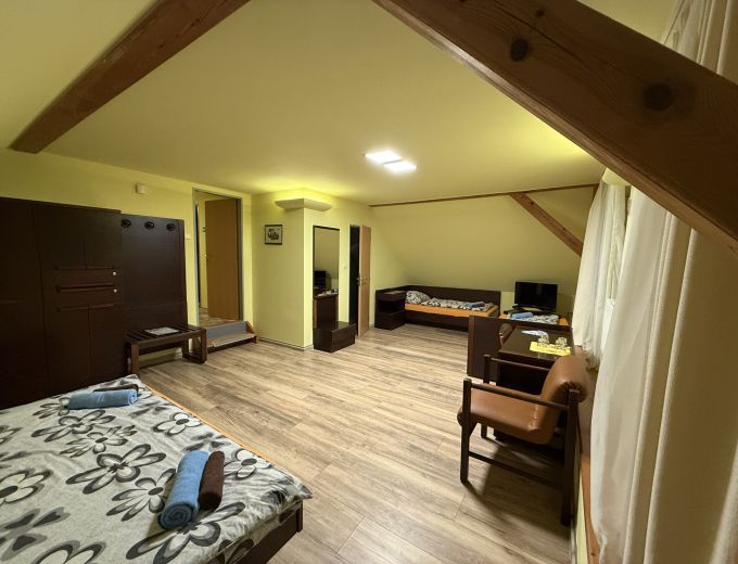 Čtyřlůžkový pokoj penzionu Kamínek v Nových Hradech