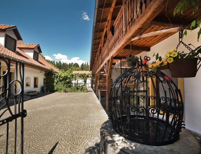 Dvůr penzionu Kamínek v Nových Hradech od brány k zahradě