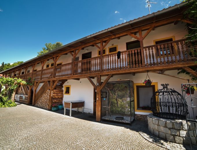 Dvůr penzionu Kamínek v Nových Hradech