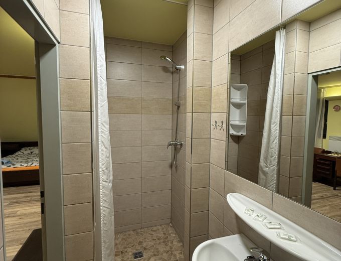 Koupelna čtyřlůžkového pokoje penzionu Kamínek v Nových Hradech