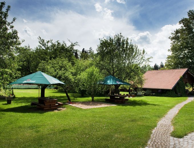 Kryté posezení u pískoviště penzionu Kamínek v Nových Hradech