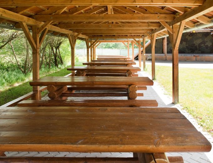 Kryté posezení u venkovního pódia penzionu Kamínek v Nových Hradech