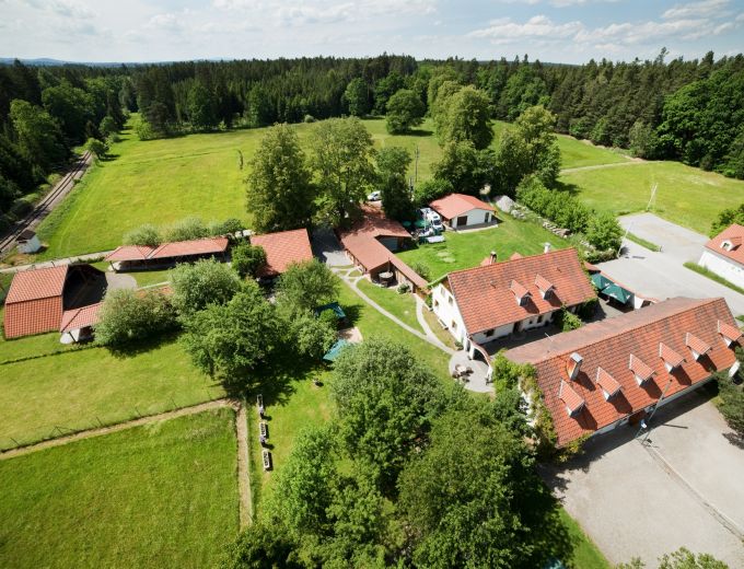 Pohled shora na areál penzionu Kamínek v Nových Hradech
