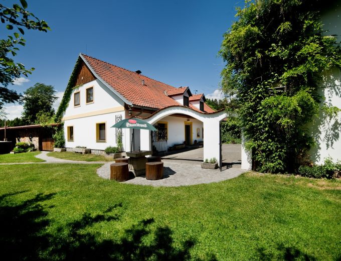 Pohled ze zahrady na penzion Kamínek v Nových Hradech