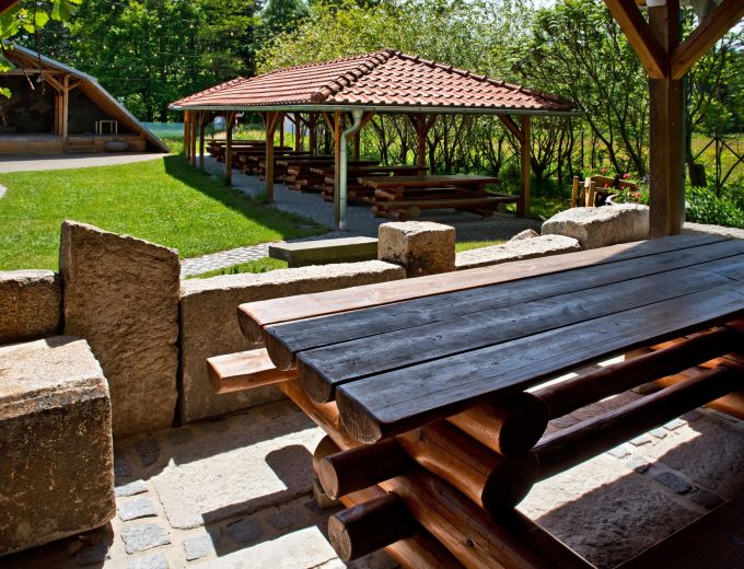 Posezení u venkovního krytého pódia penzionu Kamínek v Nových Hradech