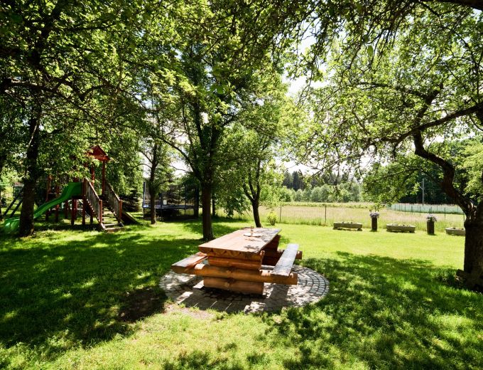 Posezení v zahradě penzionu Kamínek u dětského hřiště