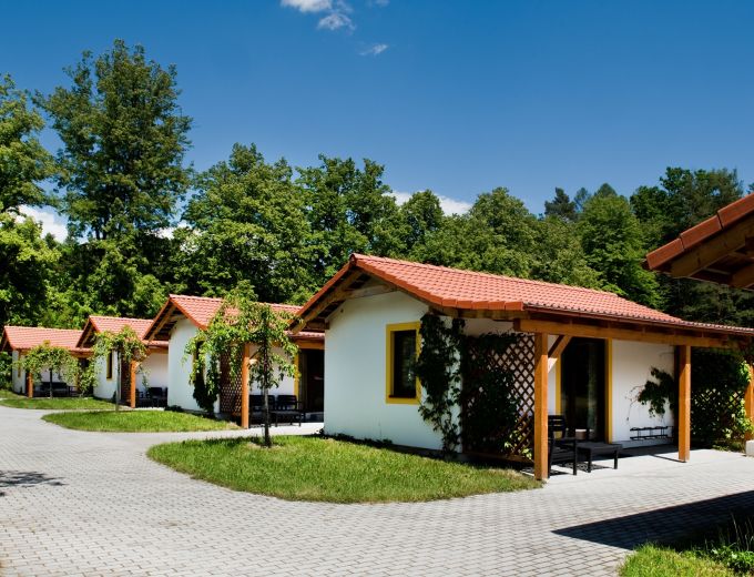 Přední pohled na bungalovy Penzion Kamínek Nové Hrady